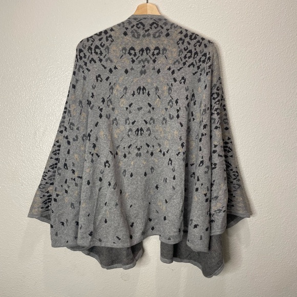 CAbi Gigi Cape Grey Leopard Print Shawl Wrap Poncho OS Womens - Picture 6 of 8
